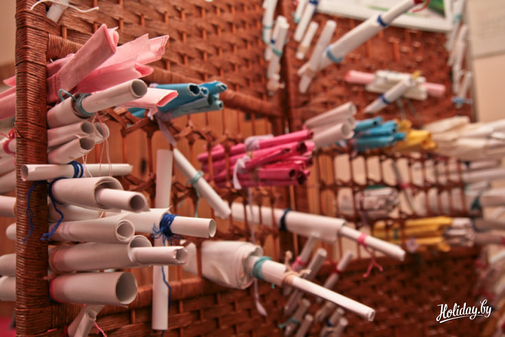 Притчи и стихи в свитках, которые гости могут забирать с собой