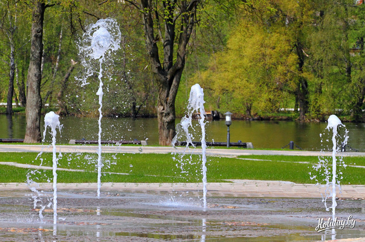 Парк Победы в Минске. Известен большим количеством фонтанов и романтичными прогулками вдоль Комсомольского озера