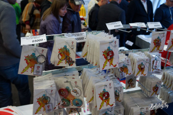 Значки и брелоки по 85 тысяч. Становится немного не по себе, когда вспоминаешь, что месяц назад ты покупал похожие значки за 20 тысяч. 