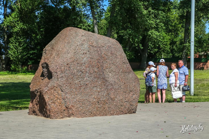 Рядом с Софией огромный валун с письменами — Борисов камень. Таких найдено всего три