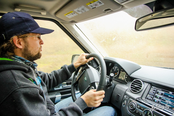 Тест-пилот за рулем Discovery. Грязь не успевает сойти со стекол, а впереди следующая огромная лужа на ухабистой лесной дороге