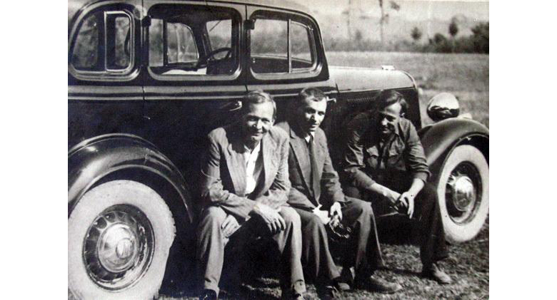 Янка Купала (слева) у своего ГАЗ-М-1. Источник: euroradio.fm
