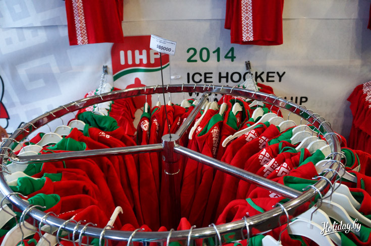 Байки красно-зеленые с орнаментом белорусским за $98. Кстати, в основу орнамента на флаге Беларуси положен узор 