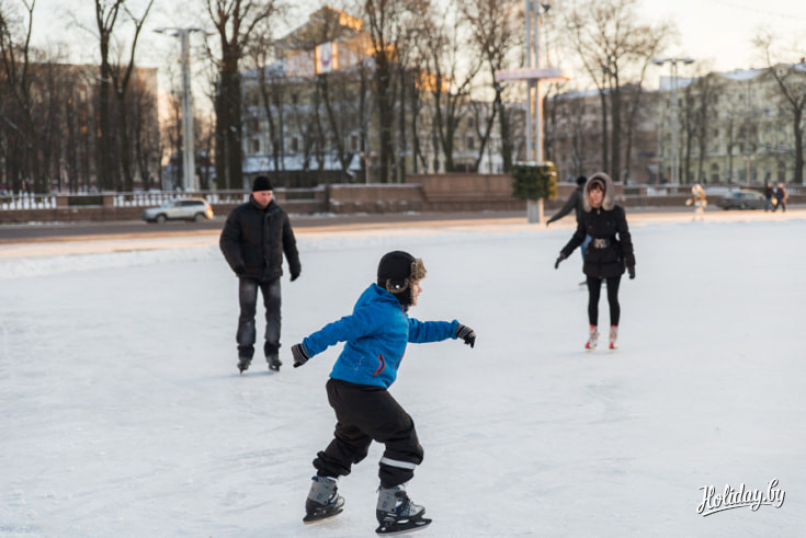 На центральном катке Минска посетители есть даже утром