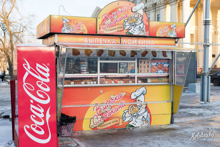 Киоск, где можно купить не только горячий кофе, но и выпечку