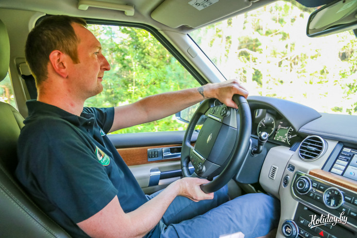 Управлять Land Rover Discovery 4 комфортно практически на любых дорожных покрытиях и даже в отсутствии дорог :)