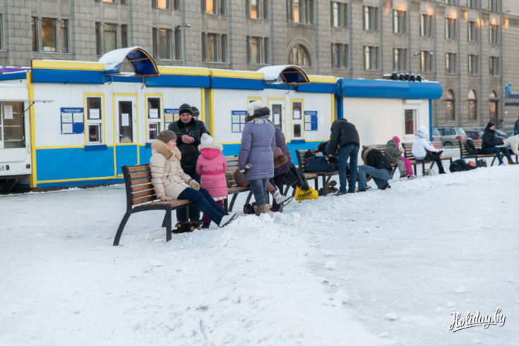 Мест для переодевания на центральном катке предостаточно