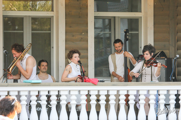 На сцене-веранде усадьбы 