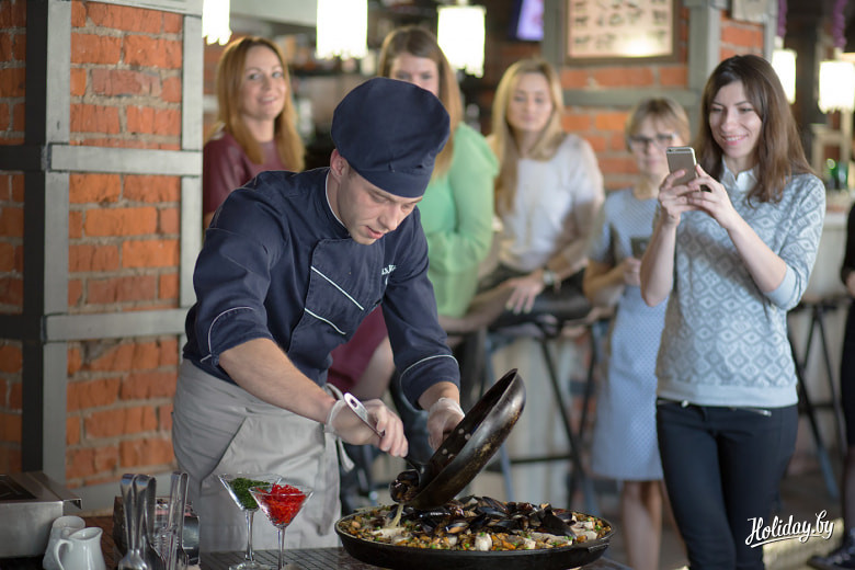 На презентации продемонстрировали, как отовится испанская паэлья