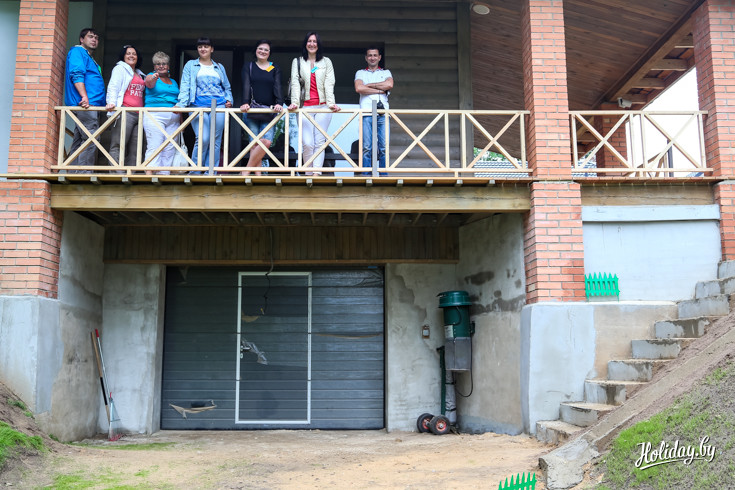 Группа гостей вышла из бани