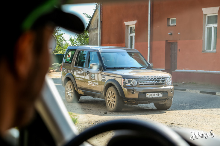 Впереди день открытий вместе с внедорожником Land Rover Discovery 4