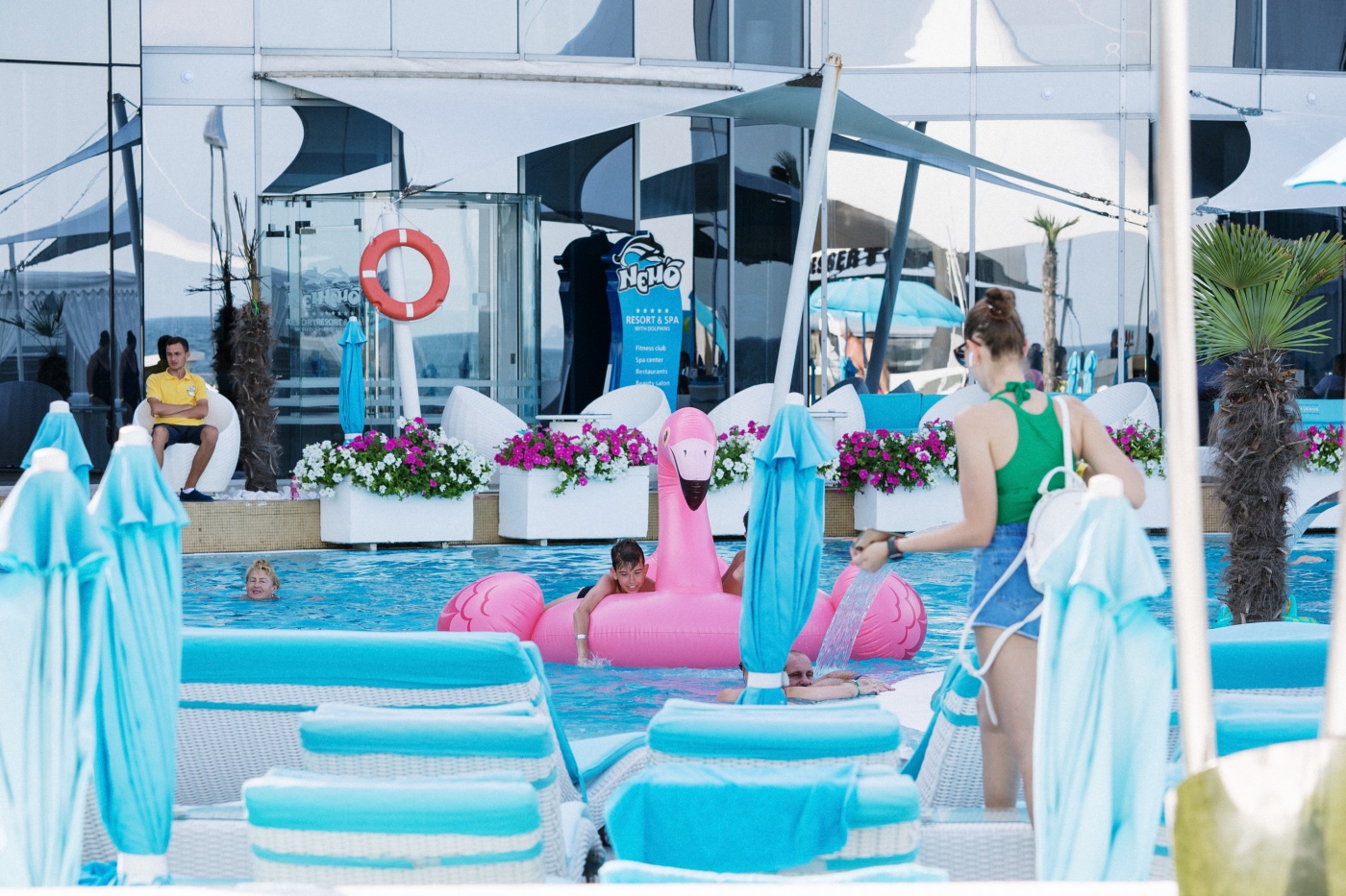 Если же самодеятельный отдых не устраивает – добро пожаловать в Nemo Resort & Spa. В будний день за 27,5 BYN вам предоставят шезлонг, зонт и полотенце, а также неограниченный доступ в бассейн. В выходные стоимость возрастает до 39,3 BYN.