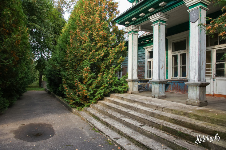 Усадебный дом в Порозово середины 19 века построен полностью из дерева и сейчас ищет нового хозяина