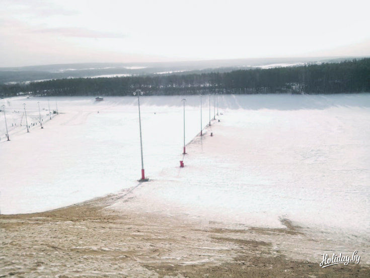 Из-за ветра верхушка склона осталась без снега, а сами трассы были покрыты больше льдом, нежели снежным покровом