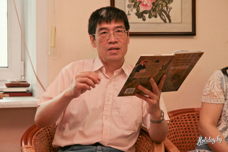 Ли Цзо читает стихи