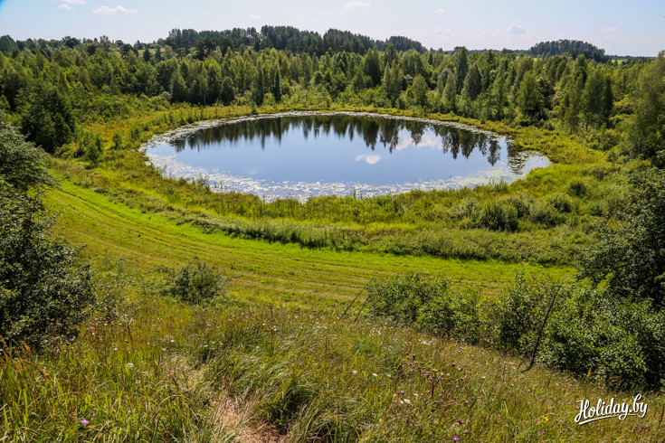 Недалеко от дороги «Браслав-Слободка» можно найти идеально круглое озеро — Божье око