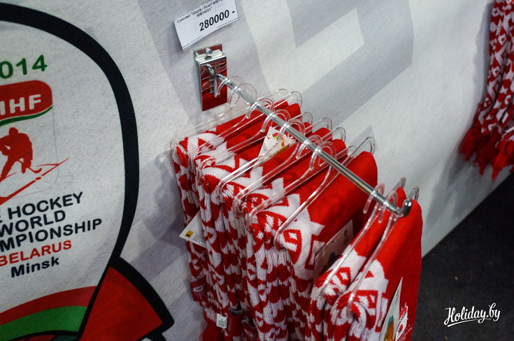 А вот шарфы с белорусским орнаментом стоили чуть дешевле, но они спросом у покупателей практически не пользовались 