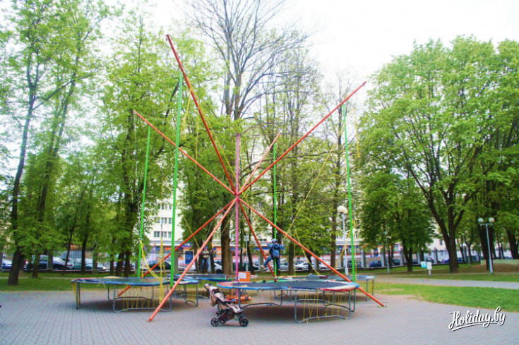 Прыгать на батуте в парке Горького можно не только детям, но и взрослым