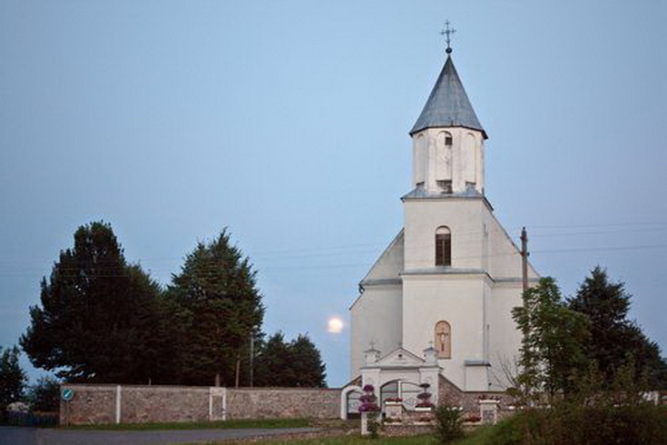 Костел в деревне Деревное
