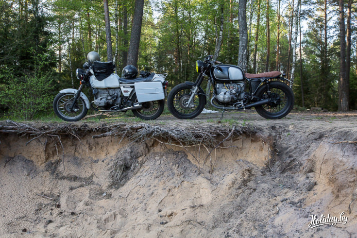 Справа — кастомовый мотоцил БМВ 1976 года. Слева — тот как он выглядел до переделки