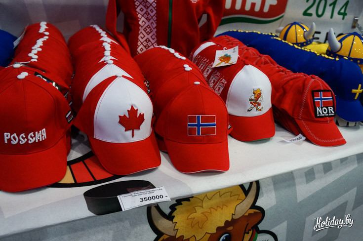 Двигаемся дальше и видим полку с кепками за 350 тысяч или $35