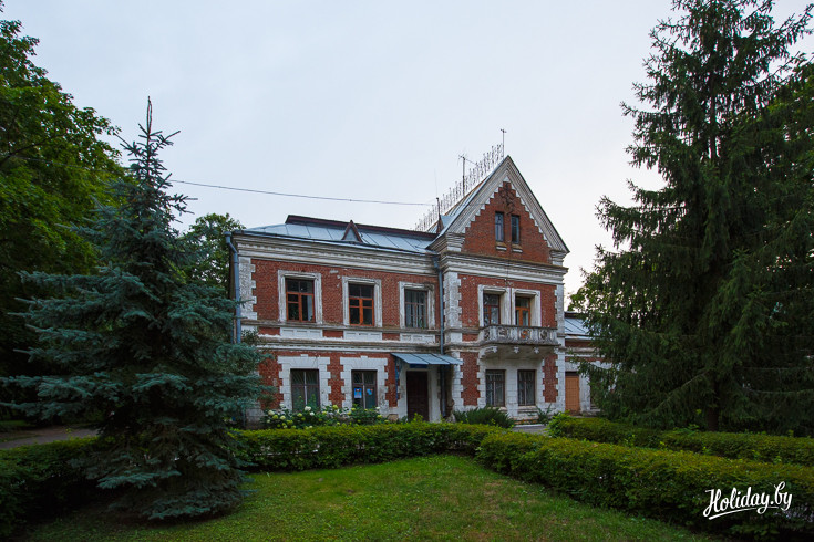 Флигель рядом с дворцом. Сейчас в задании расположилась администрация аграрного колледжа