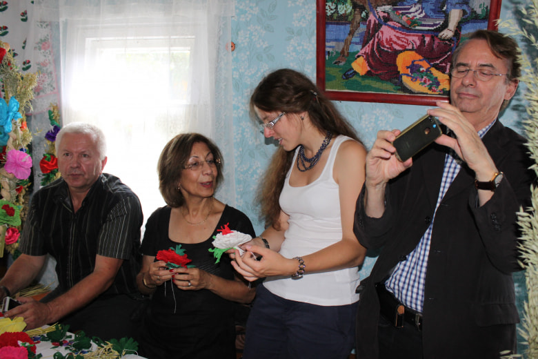 Израильский посол с женой знакомятся с обрядом украшения каравая