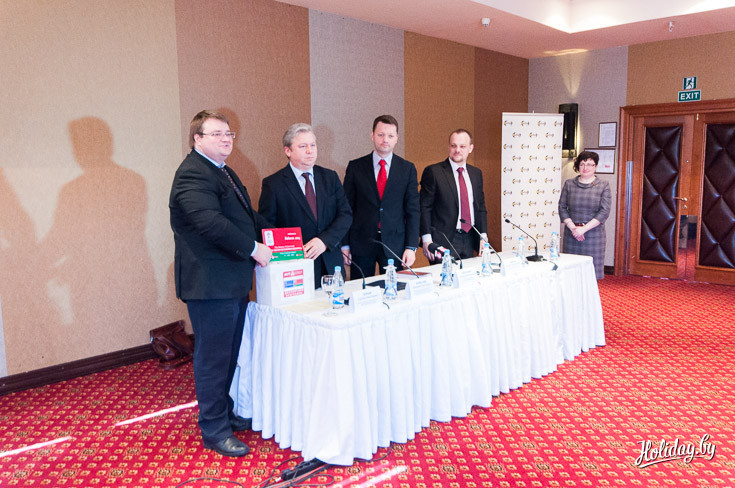 Представитель BelToll передает символическую 