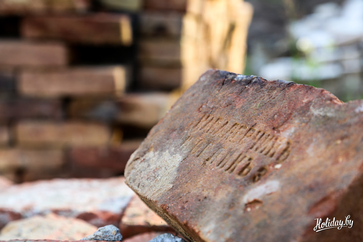 Во дворе усадьбы аккуратно сложен старый печной кирпич с клеймами 