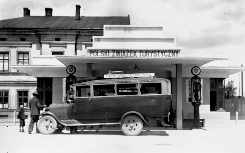 Автобус на заправочной станции «Польского туристического союза» в Кракове, 1920-е годы. Фото: https://audiovis.nac.gov.pl/
