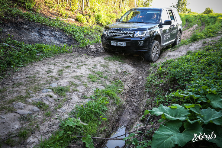 Кроссовер Freelander 2 демонстрирует большое желание первым прибыть к воде по крутому спуску