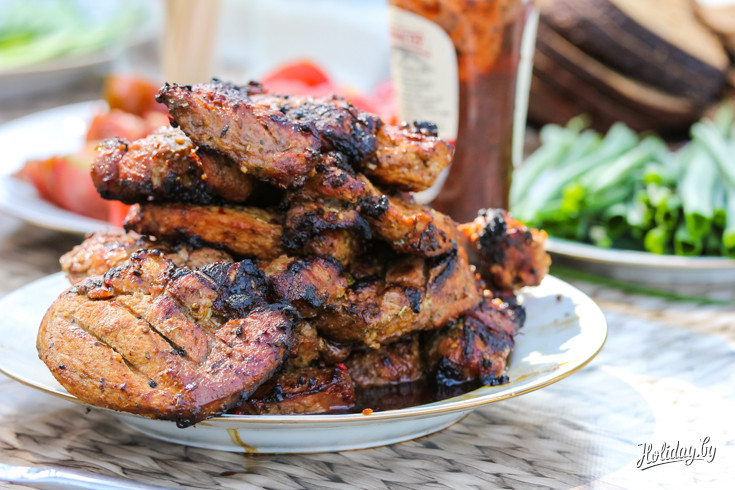 Стейки и шашлыки готовятся и подаются прямо на берегу реки