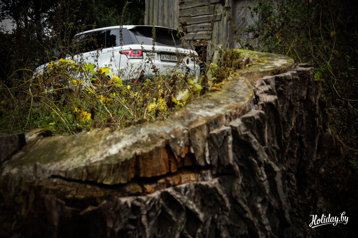 Старая мельница - отличный антураж для фотозарисовок с Range Rover Sport