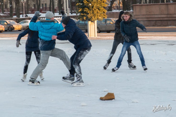 ...вместо шайбы некоторые используют обувь:-)