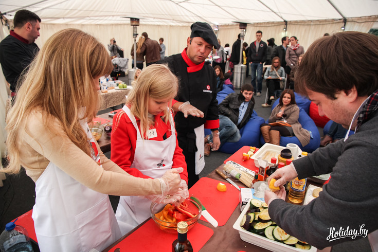 Гости маринуют овощи для гриля под руководством шеф-повара Павла Голенкова