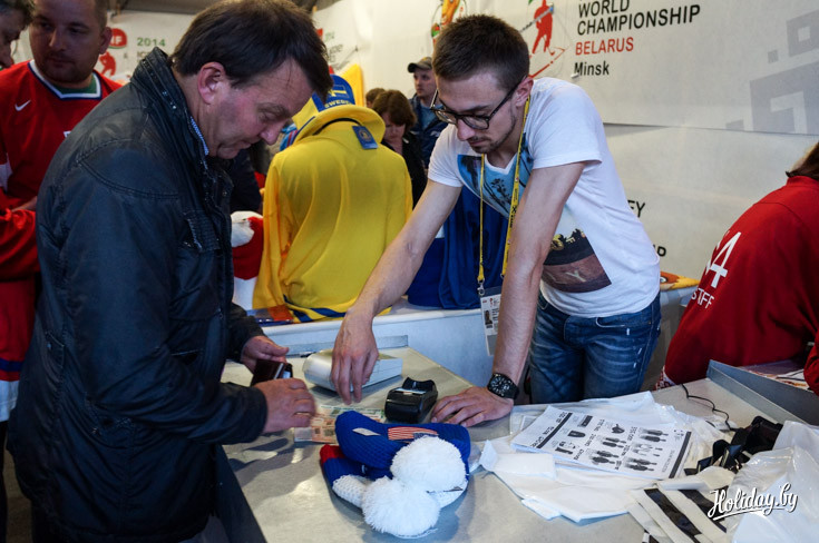 Несмотря на завышенные по белорусским меркам цены, иностранцы охотно покупали атрибутику.