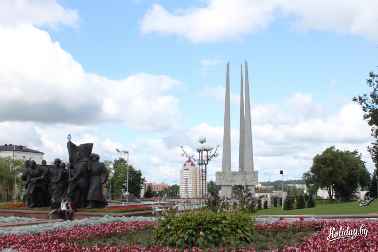 Издали монумент не кажется таким внушительным. А на самом деле..