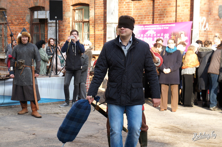 Евгений Апанасевич сражается в рыцарском турнире