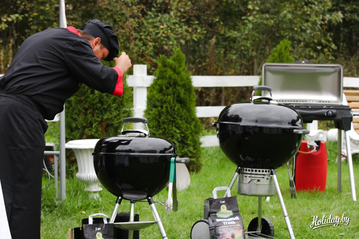 Приветствие барбекю-установок от шеф-повара в начале вечеринки