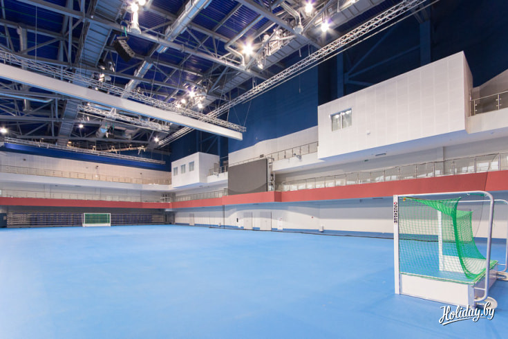Универсальный зал со специальными раздвижными трибунами. Здесь проходят туриниры по спортивным бальным танцам, волейболу, гандболу... 