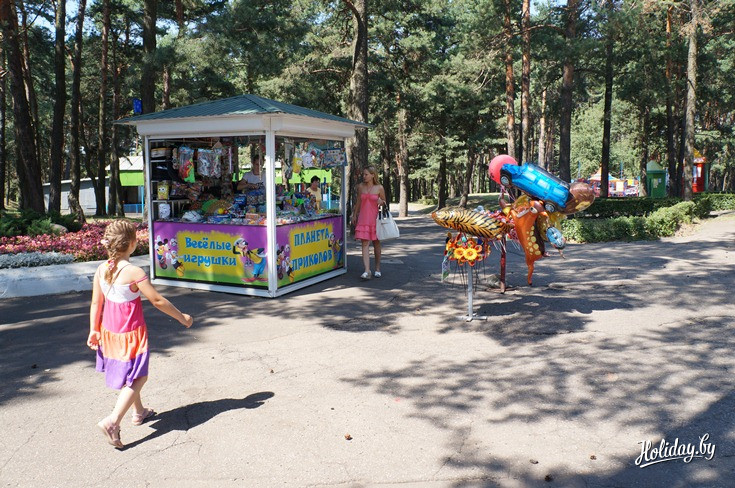 В парке 50-летия Октября всего один киоск с игрушками и воздушными шариками.