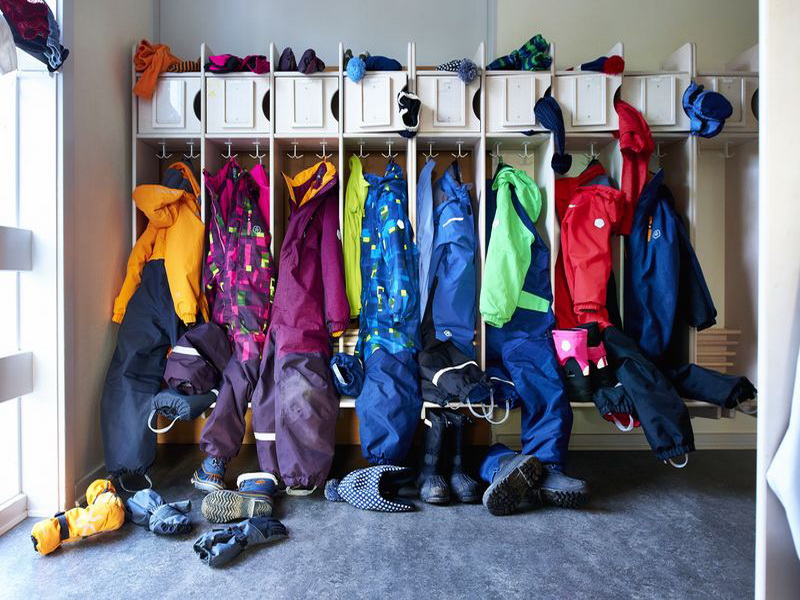Одежда в раздевалке в школе. Школьный гардероб с одеждой. Раздевалка в лагере. Обувь в школьной раздевалке. Раздевалка в школе.
