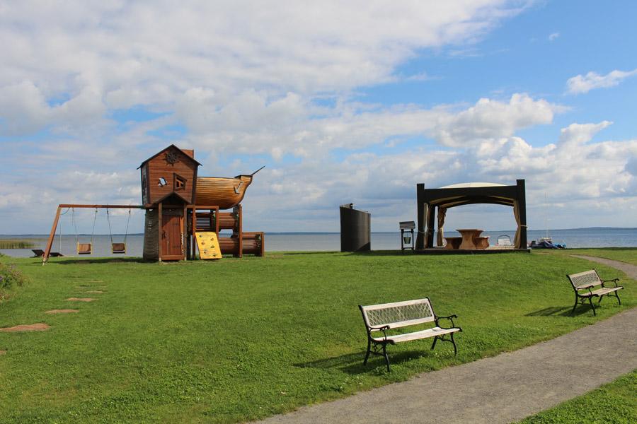 Платный пляж комплекса "Наносы Новоселье" возле усадьбы Нарочанский уголок