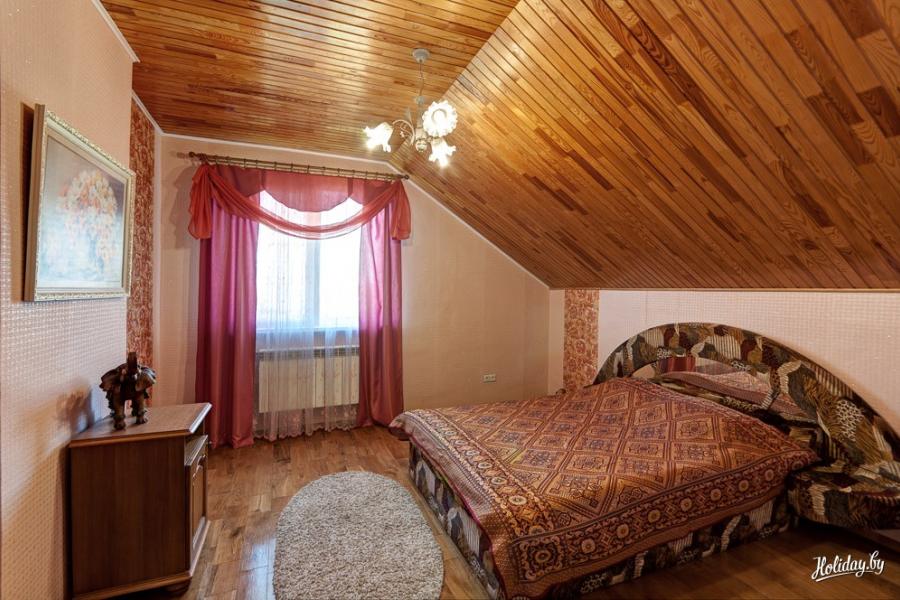 Персиковая спальня в коттедже «Кузьмичи». Аренда коттеджа на озере в Белоруссии