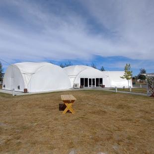 Большой шатер в загородном комплексе экопарк «Акварель»