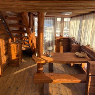 У чистого пруда