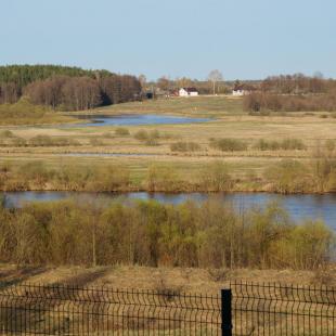 Территория усадьбы «Березинская мечта» у реки в Минской области