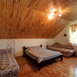 Фисташковая спальня в коттедже «Кузьмичи». Снять дом на Нарочи