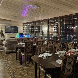 Каминный зал в Hygge Lakes & Forest Club