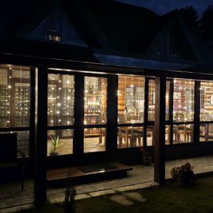 Каминный зал в Hygge Lakes & Forest Club